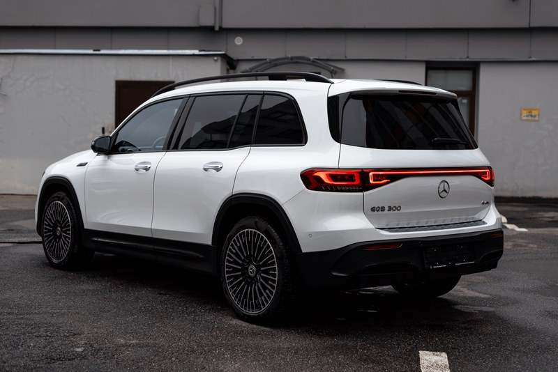 Full-width rear light bar